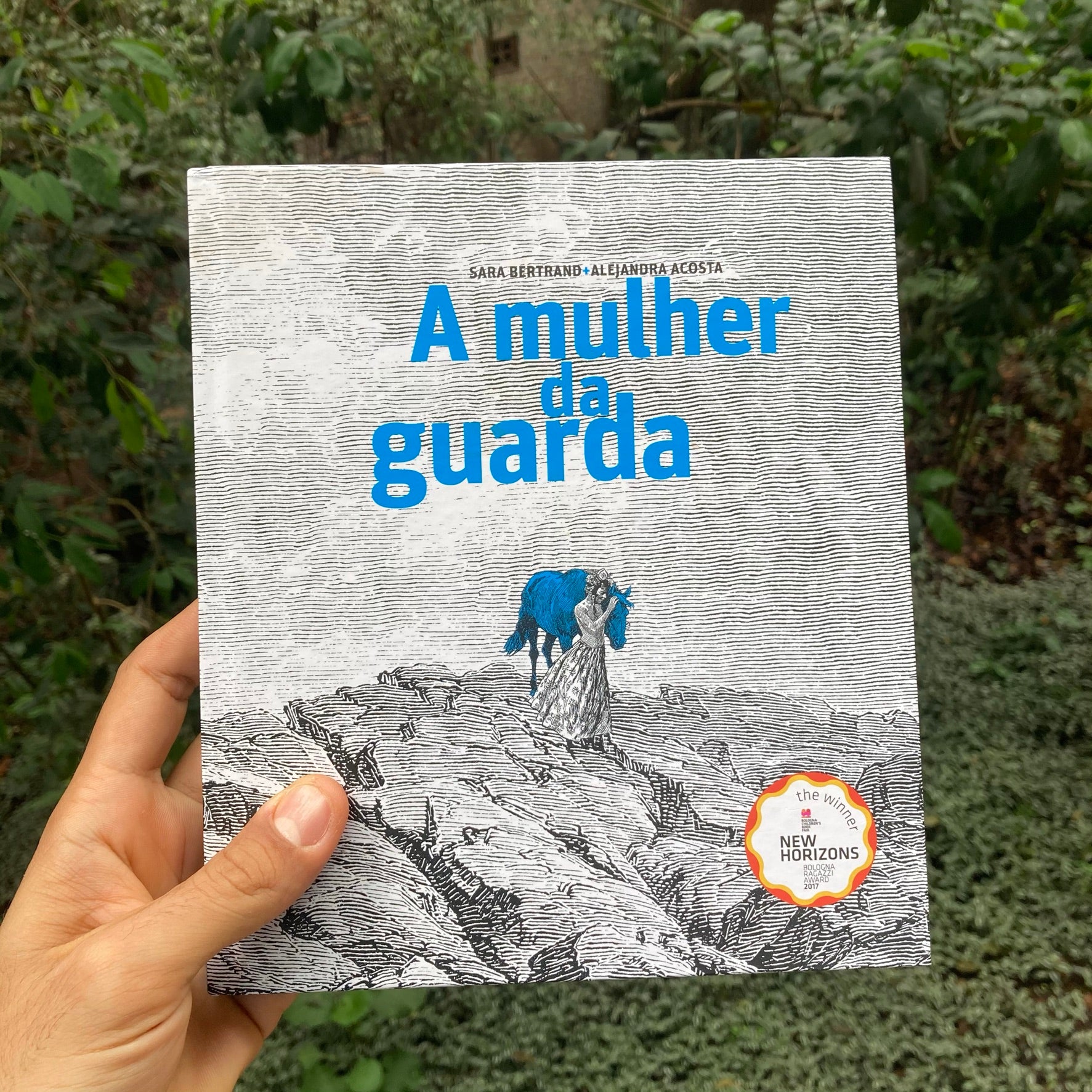 O livro A mulher da Guarda de Sara Bertrand e Ilustrado por Alejandra Acosta